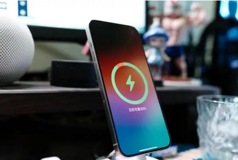 和布克赛尔苹果15换屏服务分享用什么充电器给iPhone15充电更好 